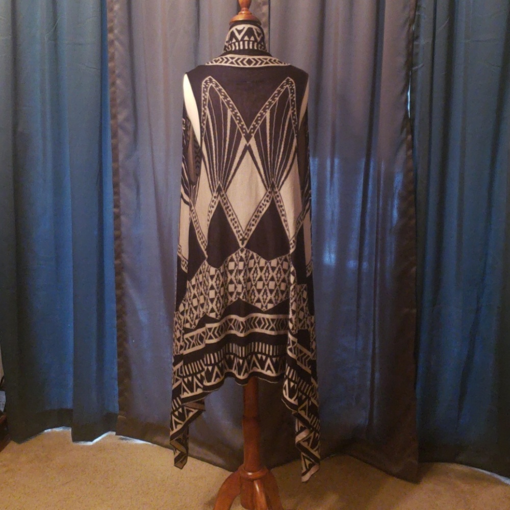 Chic Sleeveless Cardigan - Picture 5 of 7
